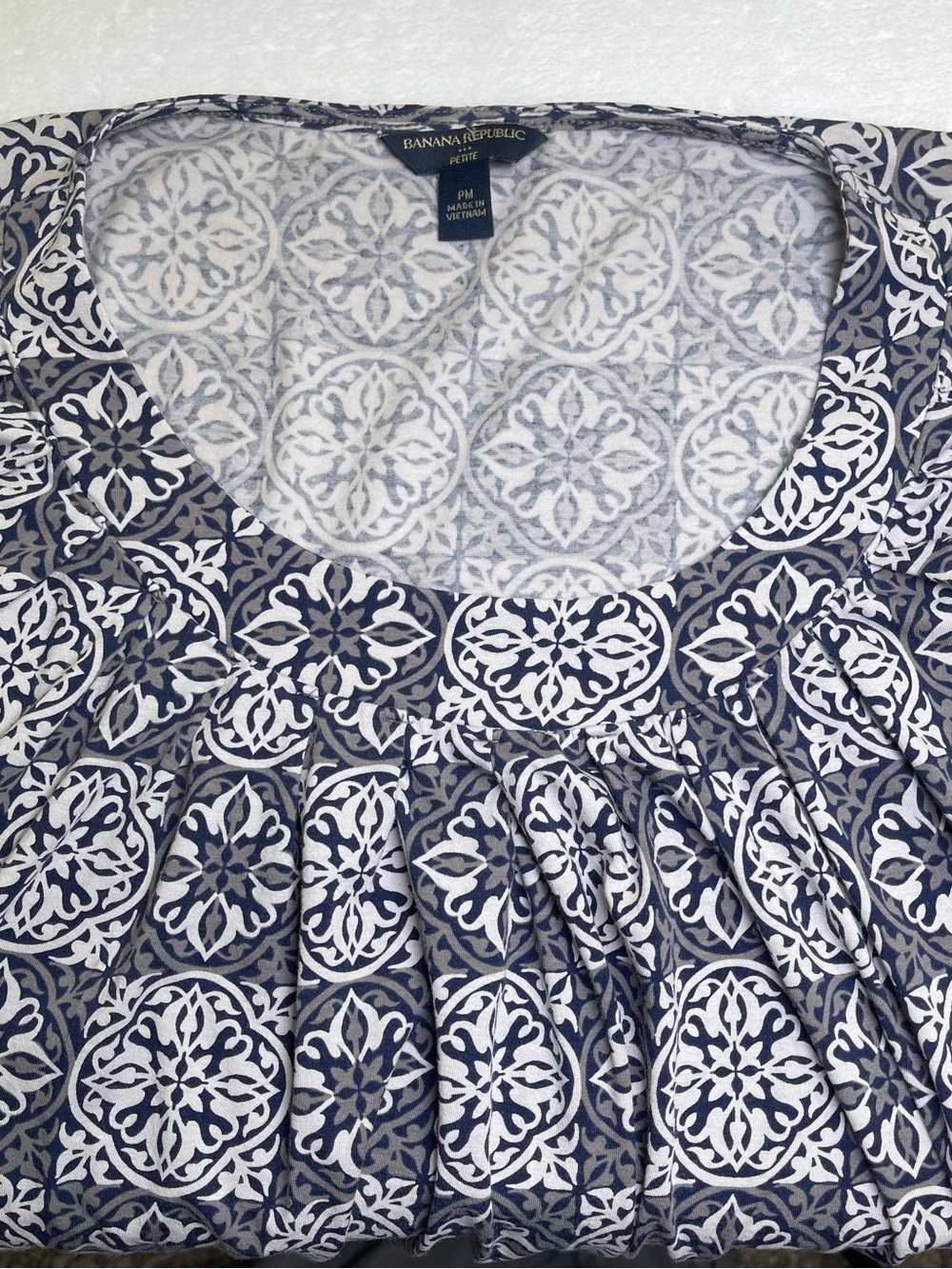 Banana Republic PM Petite Medium Medallion Tile Print Pleated Scoop Neck Top